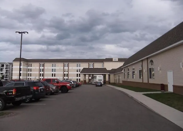 Mackinaw Beach And Bay Inn & Suites